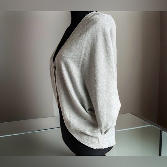 J.J. Basics Light Gray Shrug One Button Cropped Cardigan Sweater Size Medium EUC - Picture 5 of 7